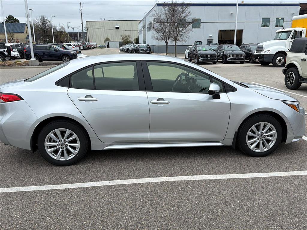 Used 2024 Toyota Corolla LE w/ LE Convenience Package FWD image 2