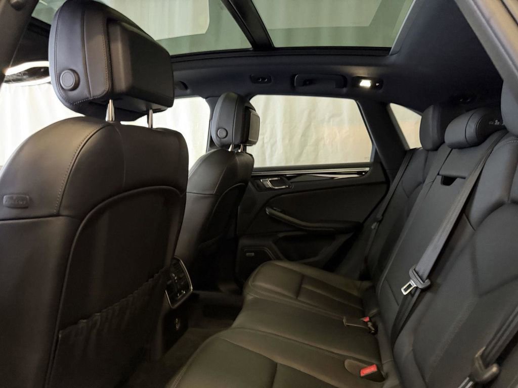 Certified 2022 Porsche Macan image 24