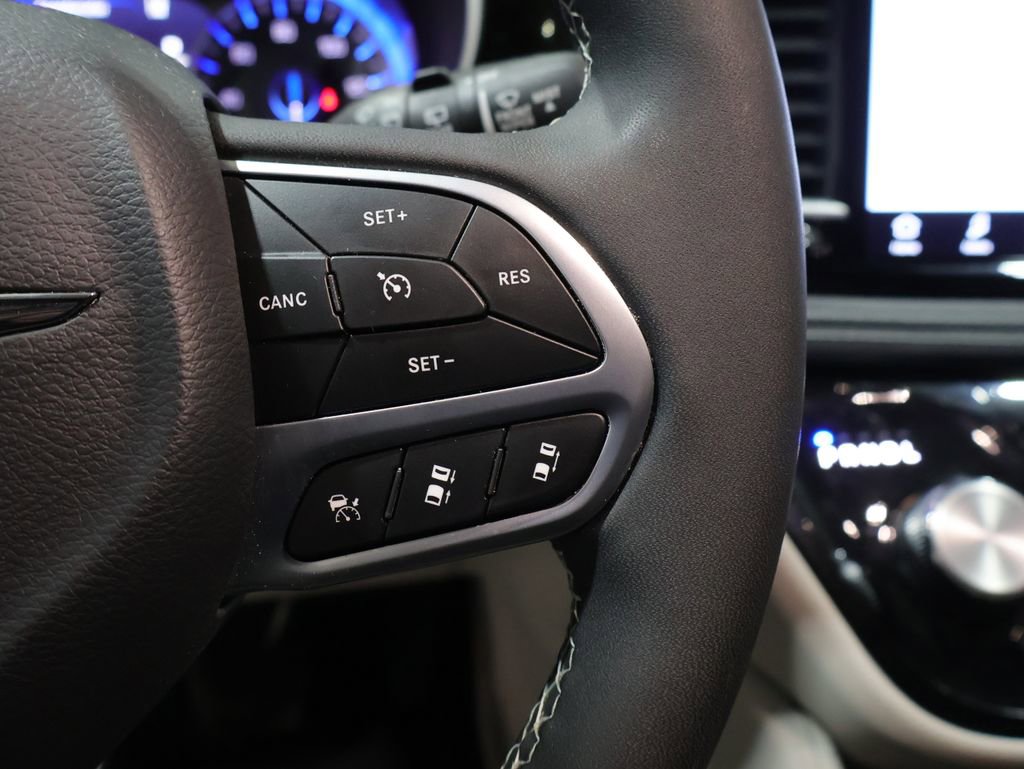 Used 2024 Chrysler Pacifica Limited w/ Uconnect Theater Family Group image 39