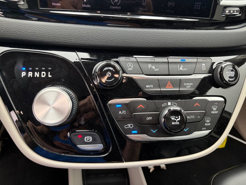 Used 2023 Chrysler Pacifica Touring-L FWD image 29