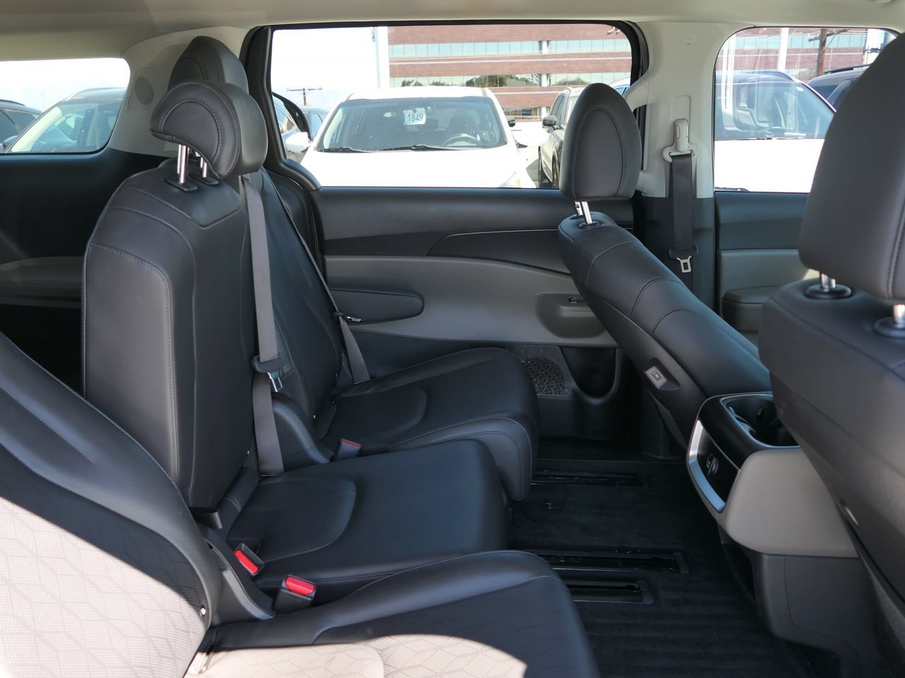 Used 2025 Kia Carnival FWD image 24