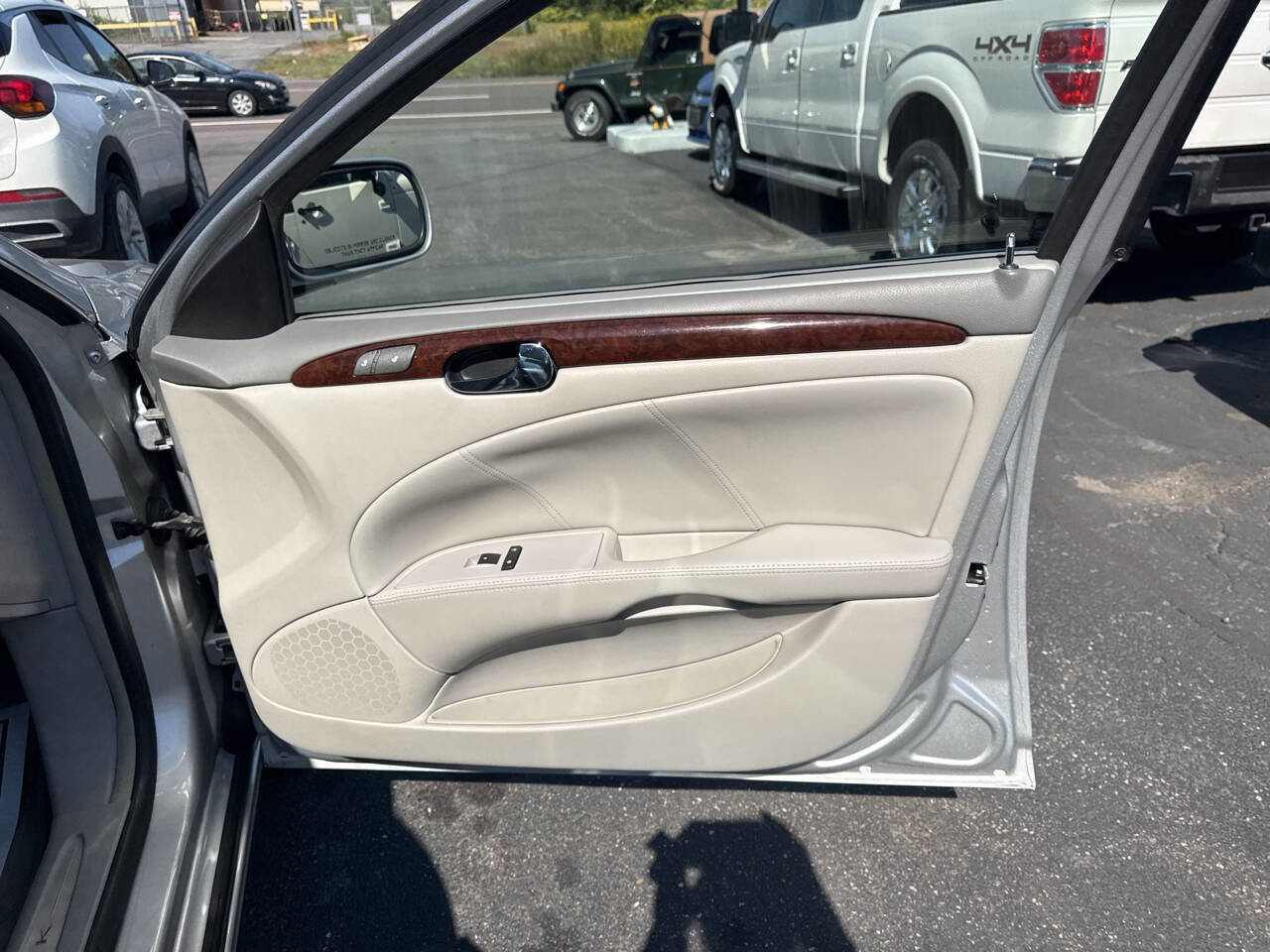 Used 2011 Buick Lucerne CXL FWD image 25