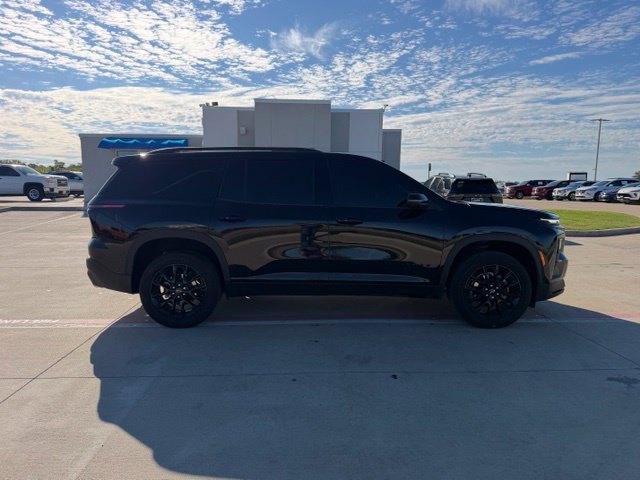 Used 2025 Chevrolet Traverse LT w/ Midnight/Sport Edition FWD image 2