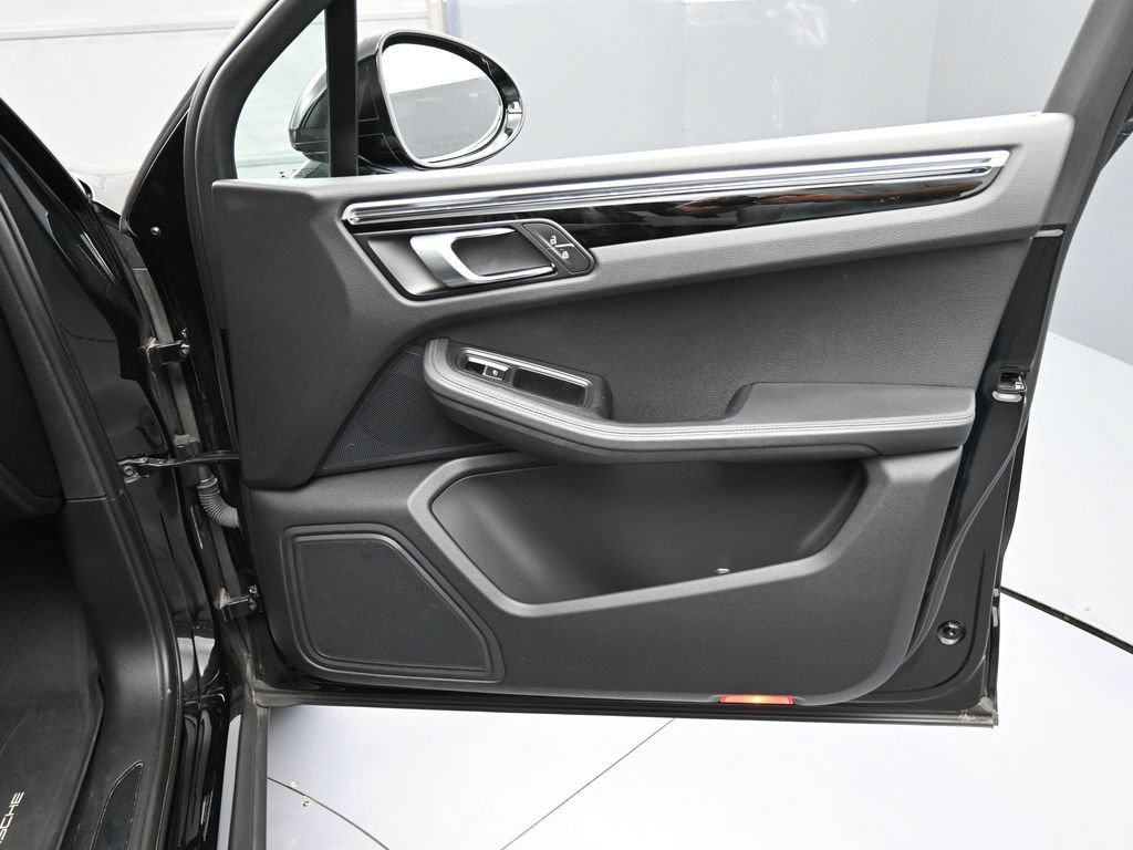 Certified 2023 Porsche Macan Turbo AWD/4WD image 28