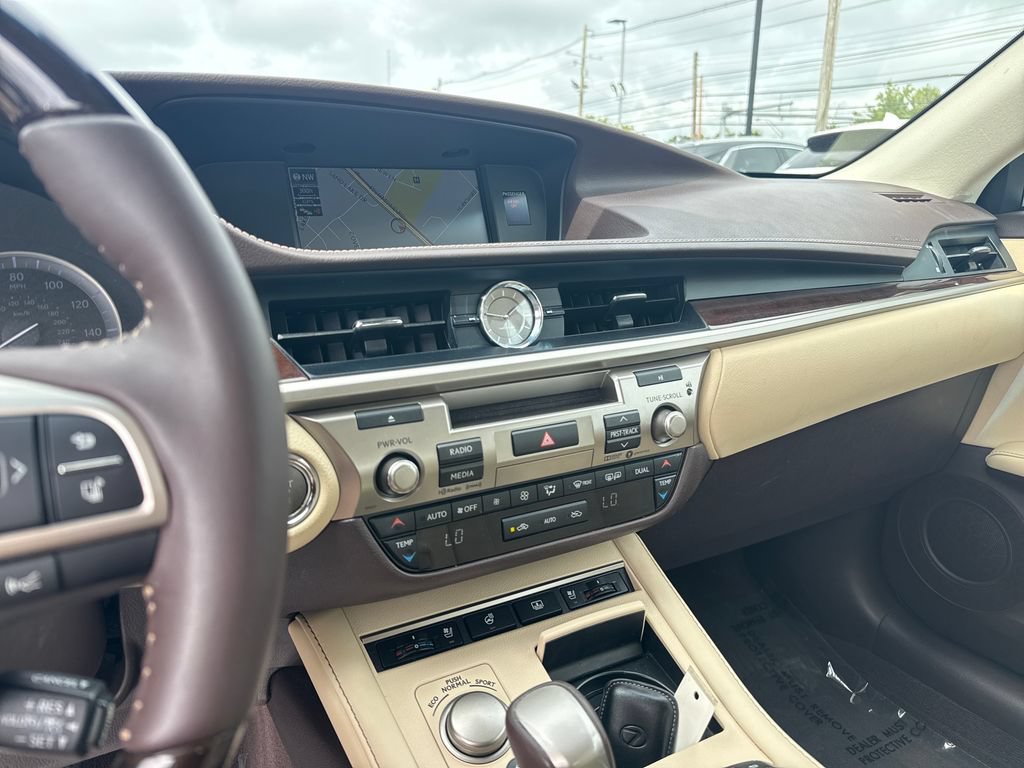 Used 2018 Lexus ES 350 w/ Luxury Package w/Wood Trim FWD image 18
