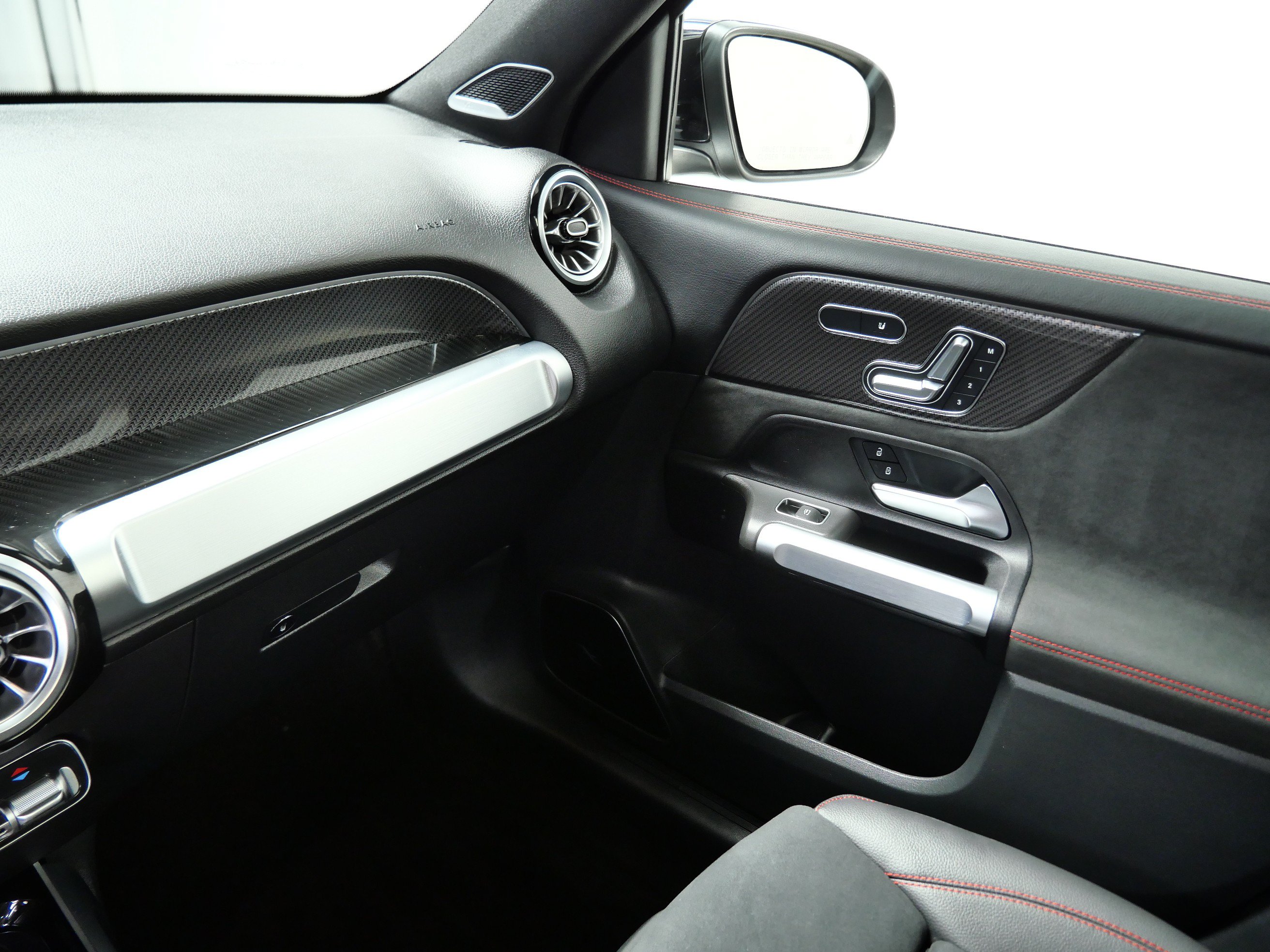 Used 2024 Mercedes-Benz GLB 35 AMG 4MATIC image 21