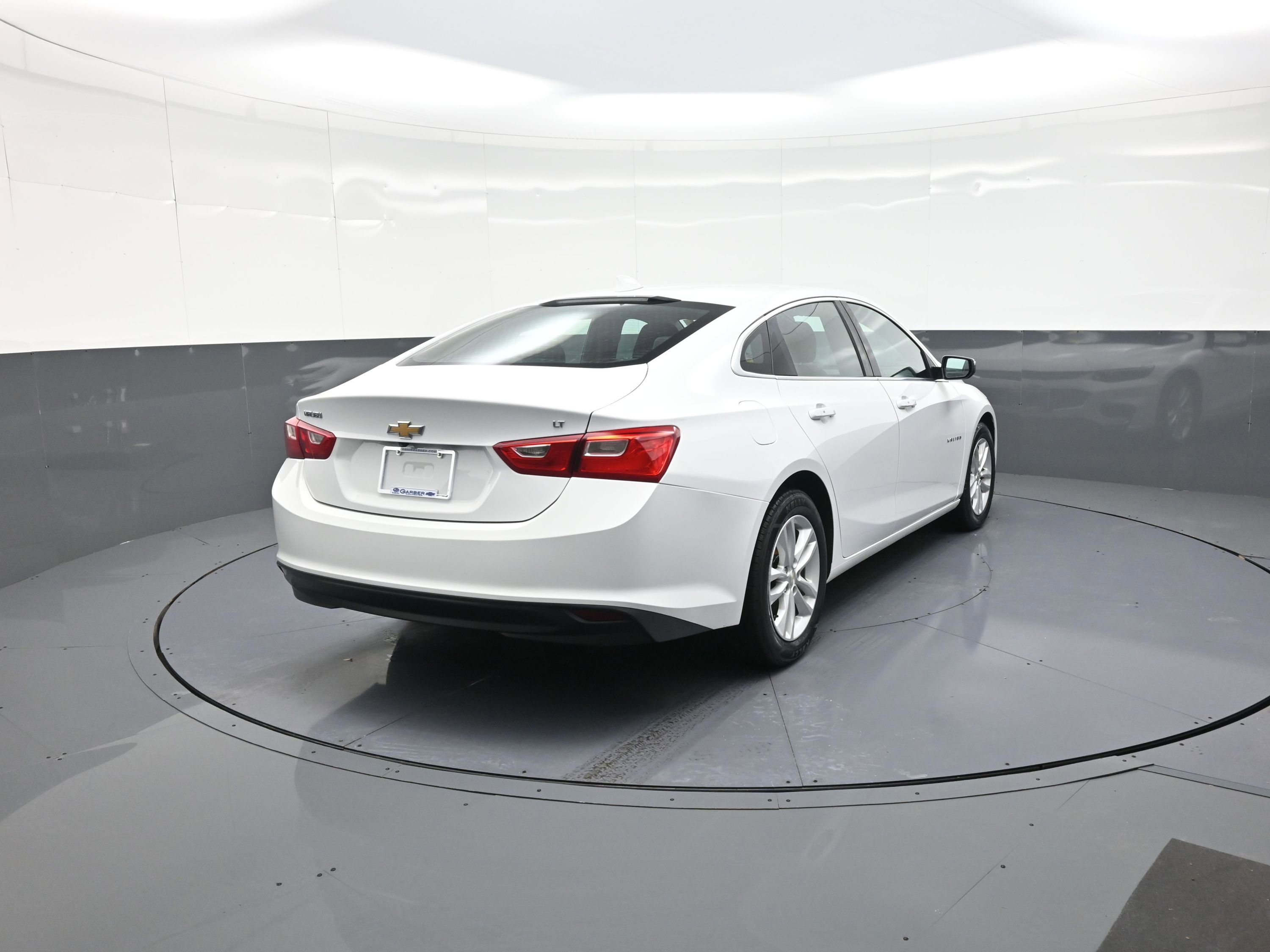 Used 2017 Chevrolet Malibu LT image 3