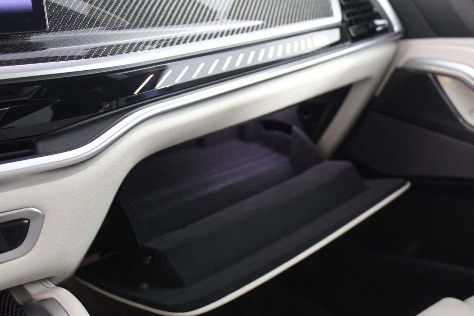 Certified 2024 BMW X6 M60i w/ Dynamic Handling Package image 31