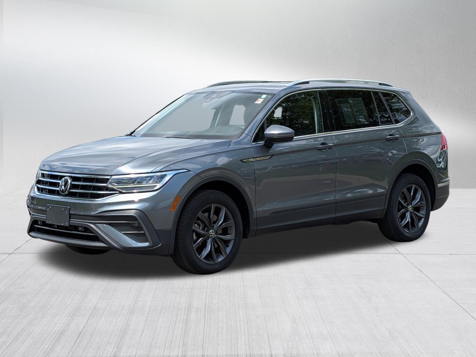 Certified 2023 Volkswagen Tiguan SE w/ Panoramic Sunroof Package AWD/4WD image 3