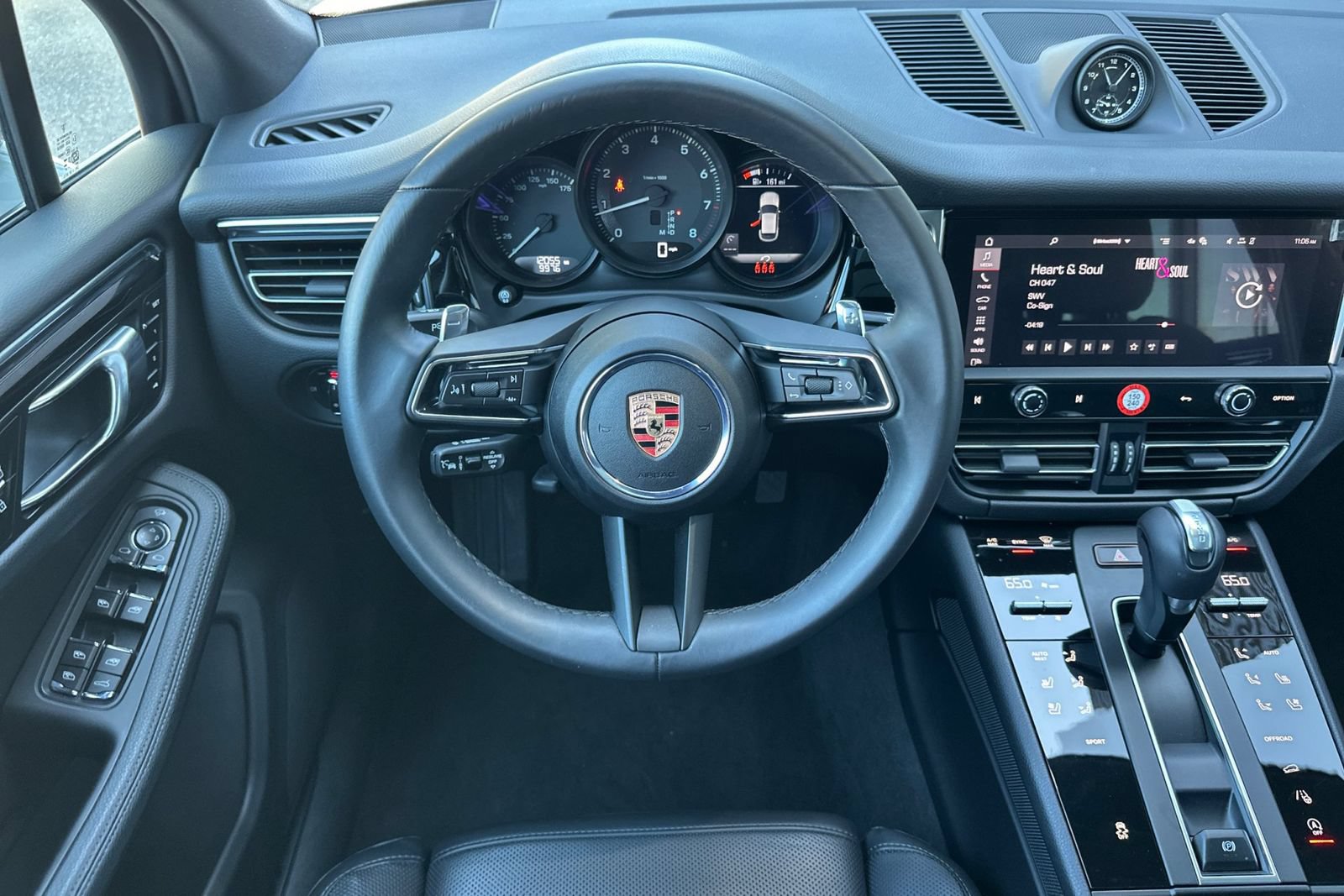 Used 2025 Porsche Macan AWD/4WD image 16