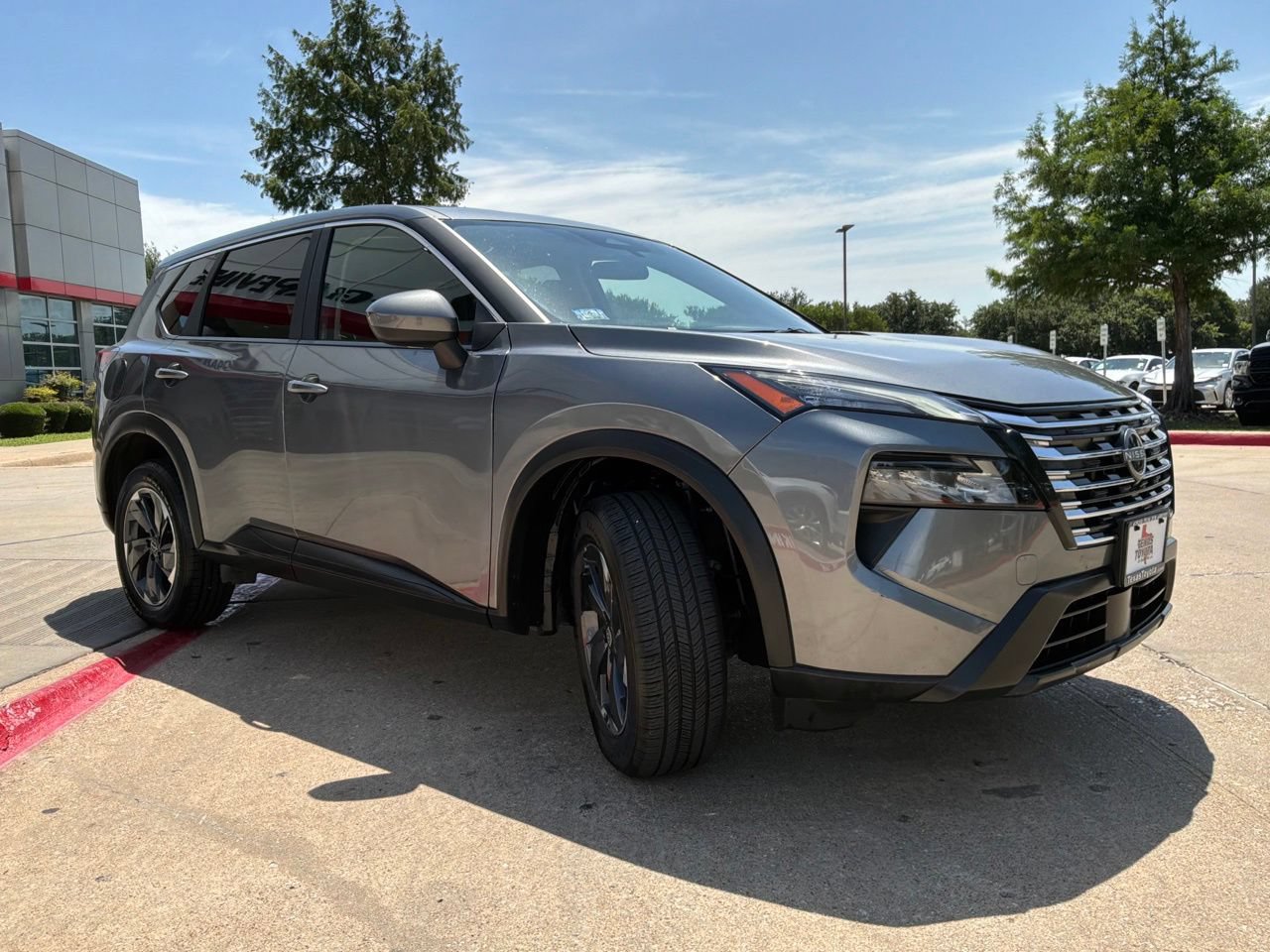 Used 2025 Nissan Rogue SV FWD image 4