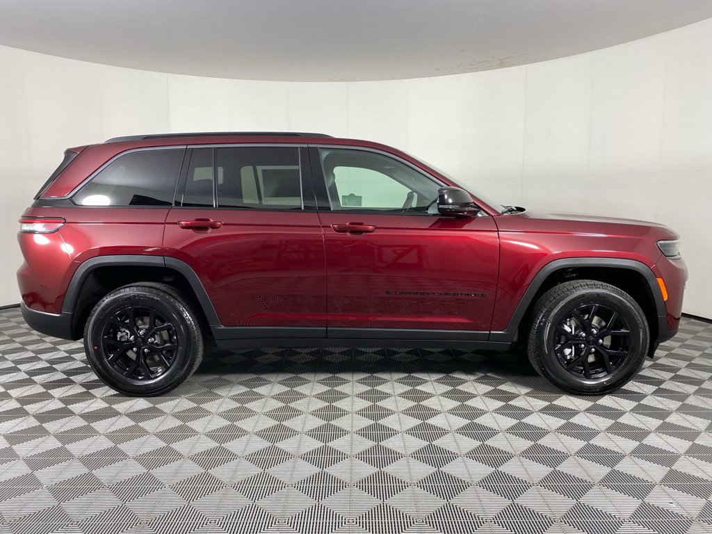New 2026 Jeep Grand Cherokee Altitude image 9