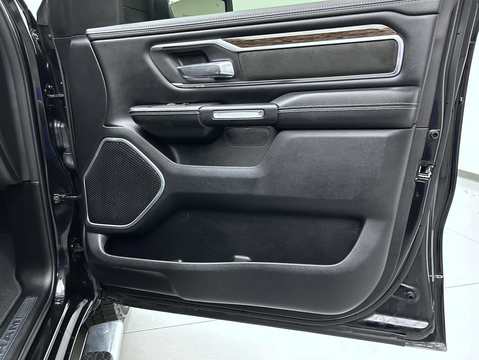 Used 2020 RAM 1500 Laramie AWD/4WD image 16