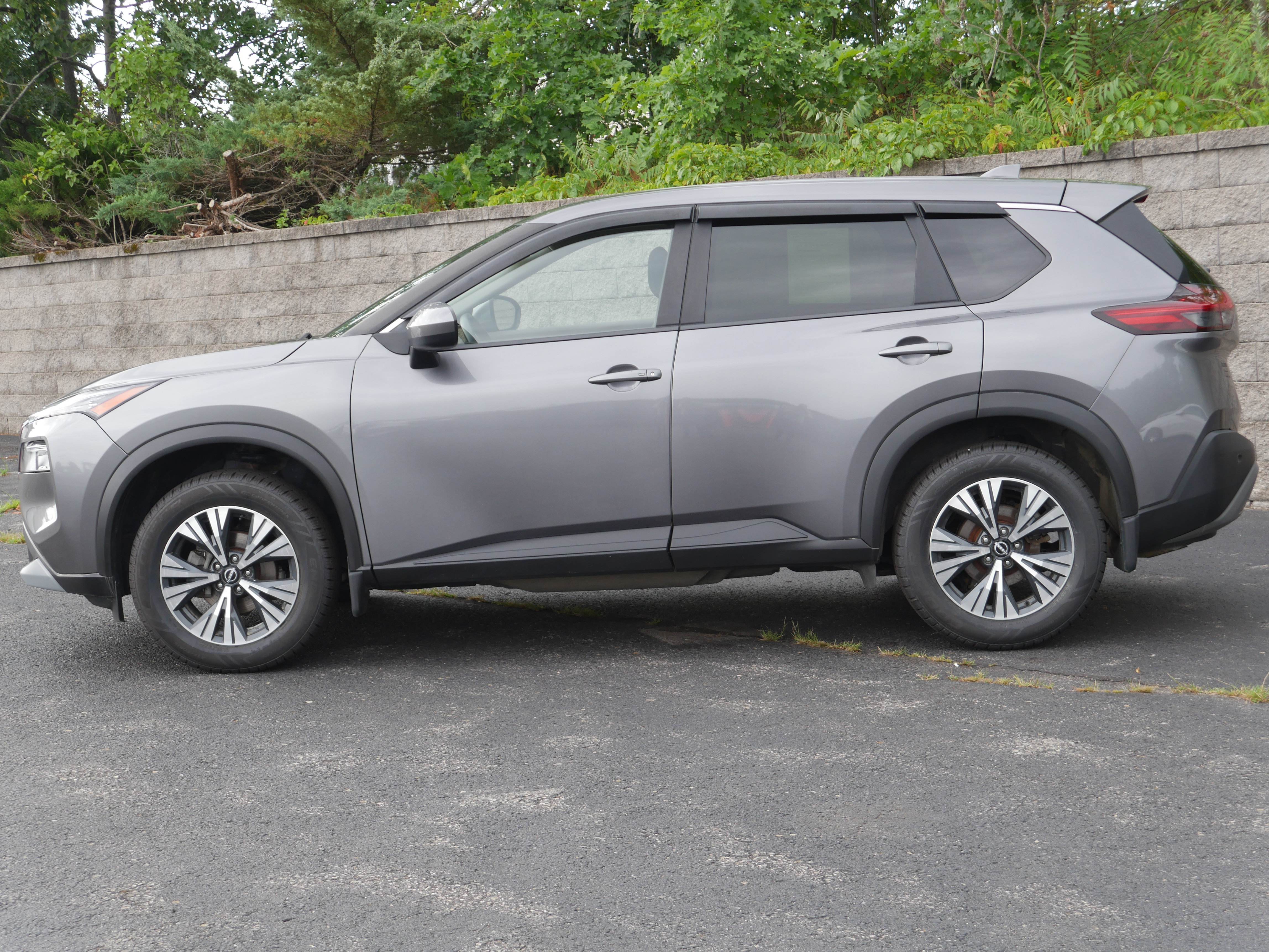 Used 2023 Nissan Rogue SV AWD/4WD image 3