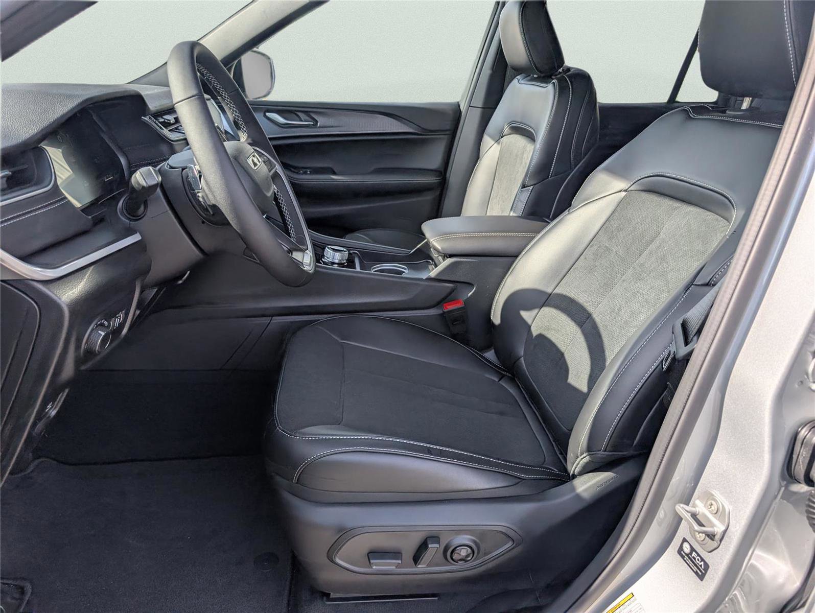 New 2025 Jeep Grand Cherokee Altitude RWD image 17