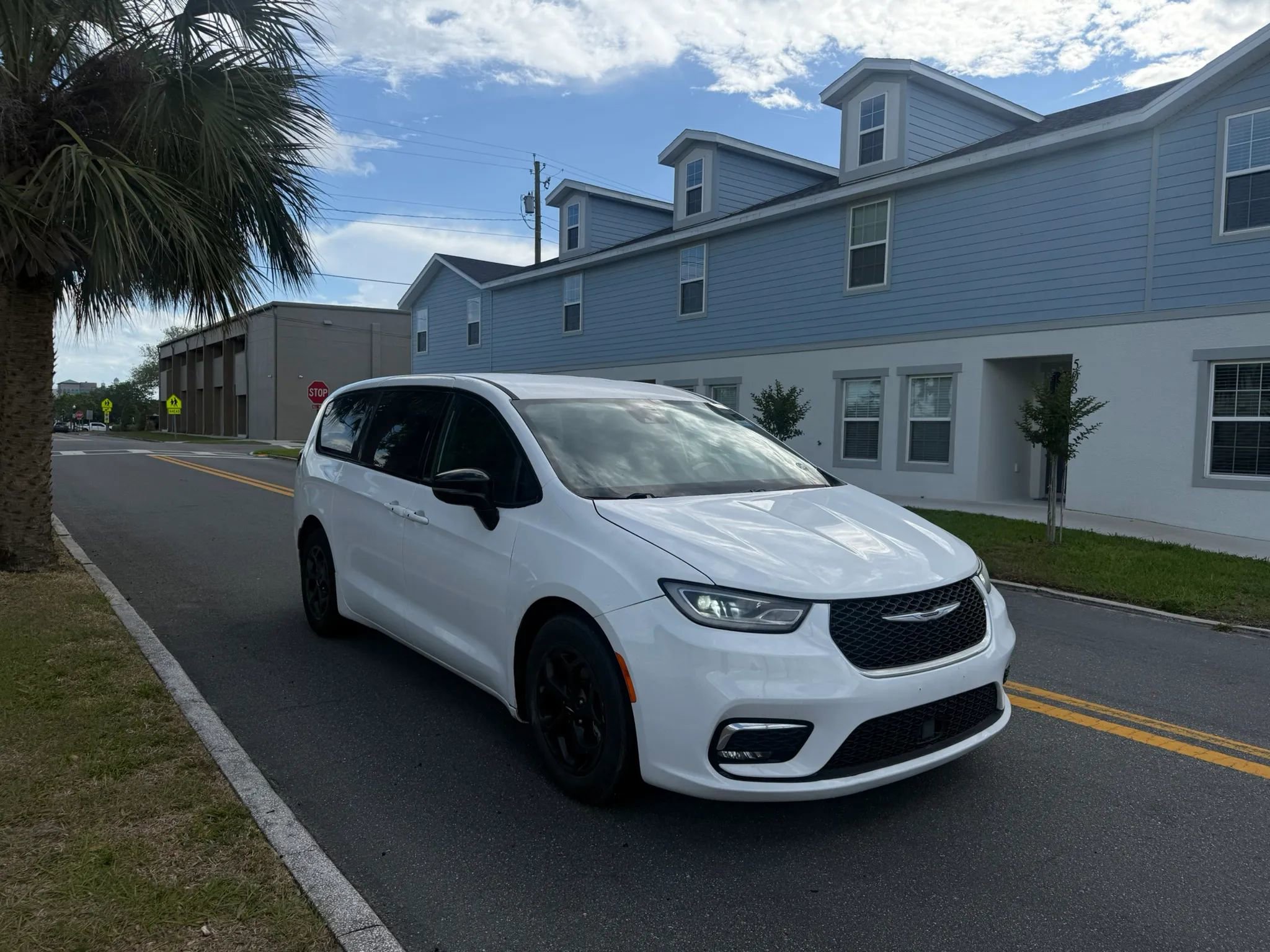 Used 2024 Chrysler Pacifica Limited image 3