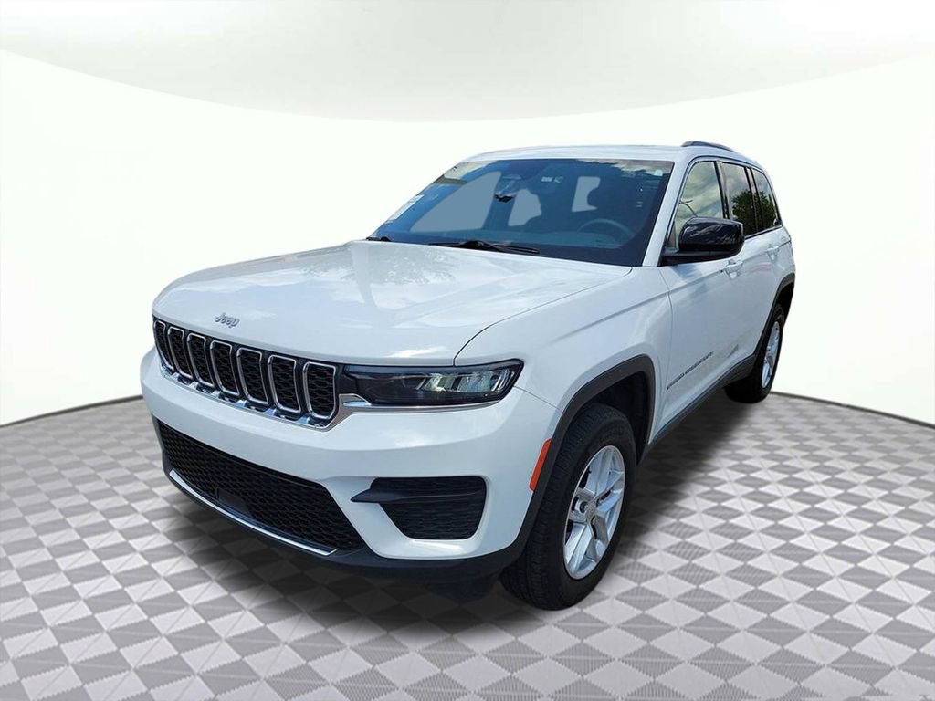 Used 2024 Jeep Grand Cherokee Laredo X AWD/4WD image 2