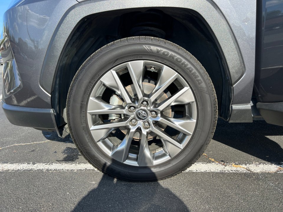 Used 2019 Toyota RAV4 XLE Premium image 31