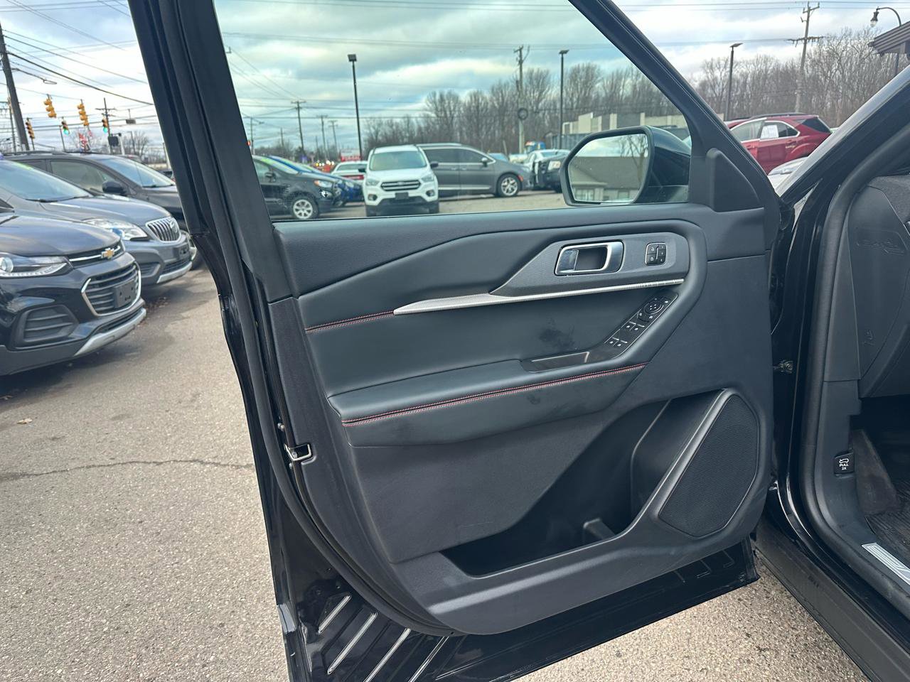 Used 2025 Ford Explorer ST-Line w/ Premium Package image 12