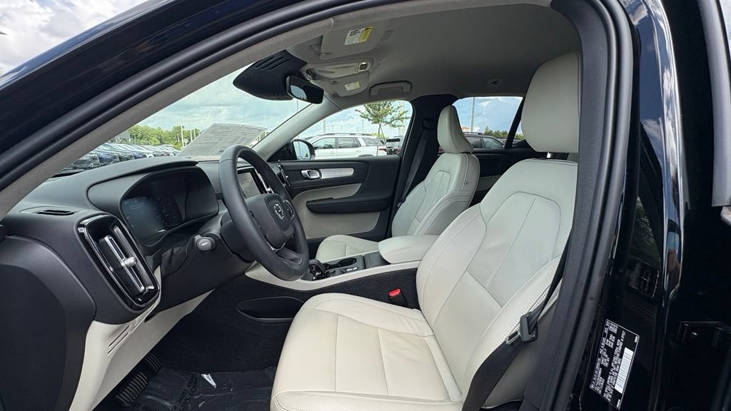 Used 2022 Volvo XC40 T4 Momentum FWD image 13