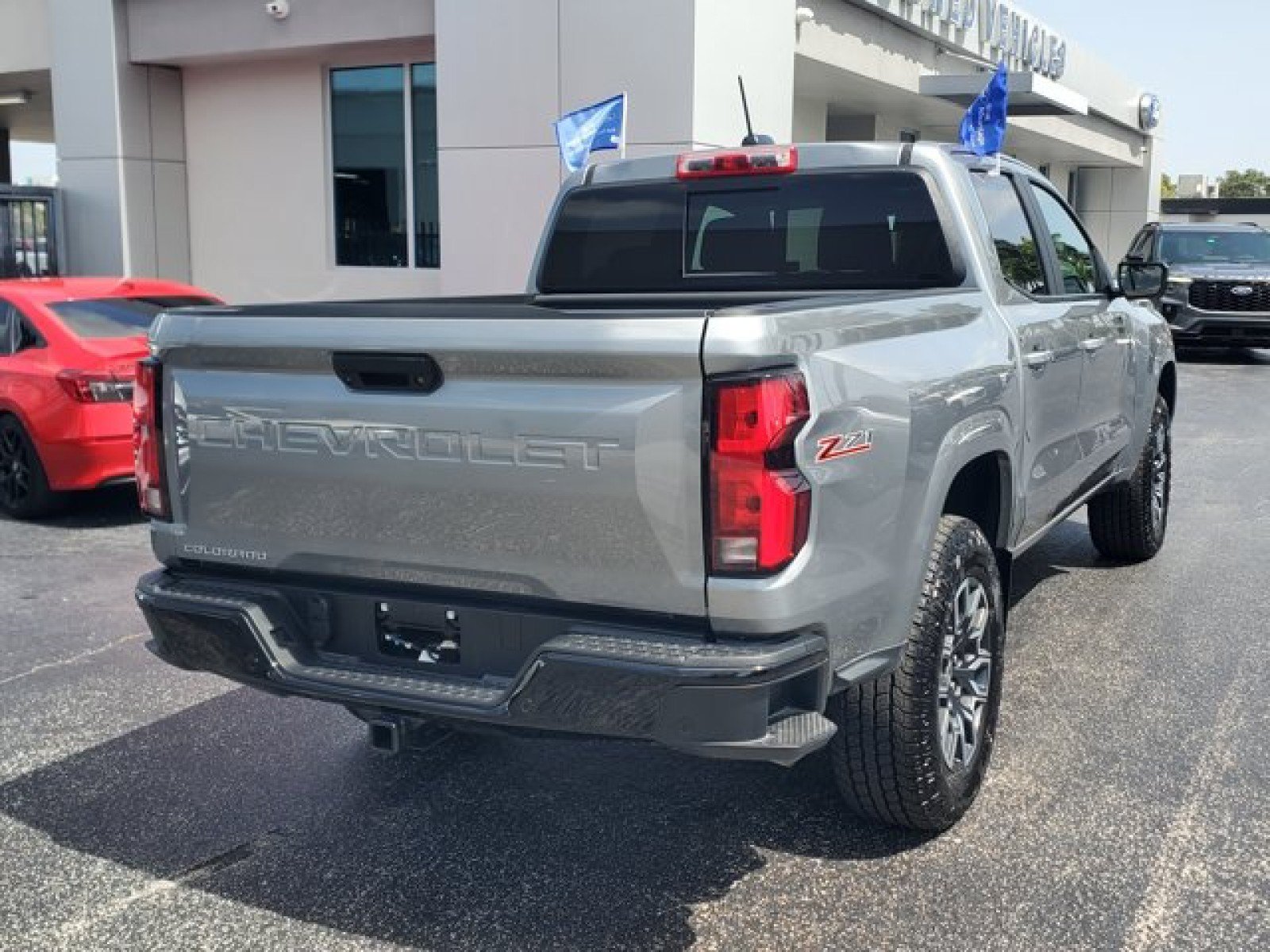 Used 2025 Chevrolet Colorado Z71 w/ Technology Package AWD/4WD image 7