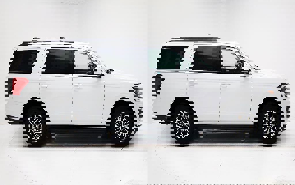 Used 2024 Ford Expedition XLT image 3