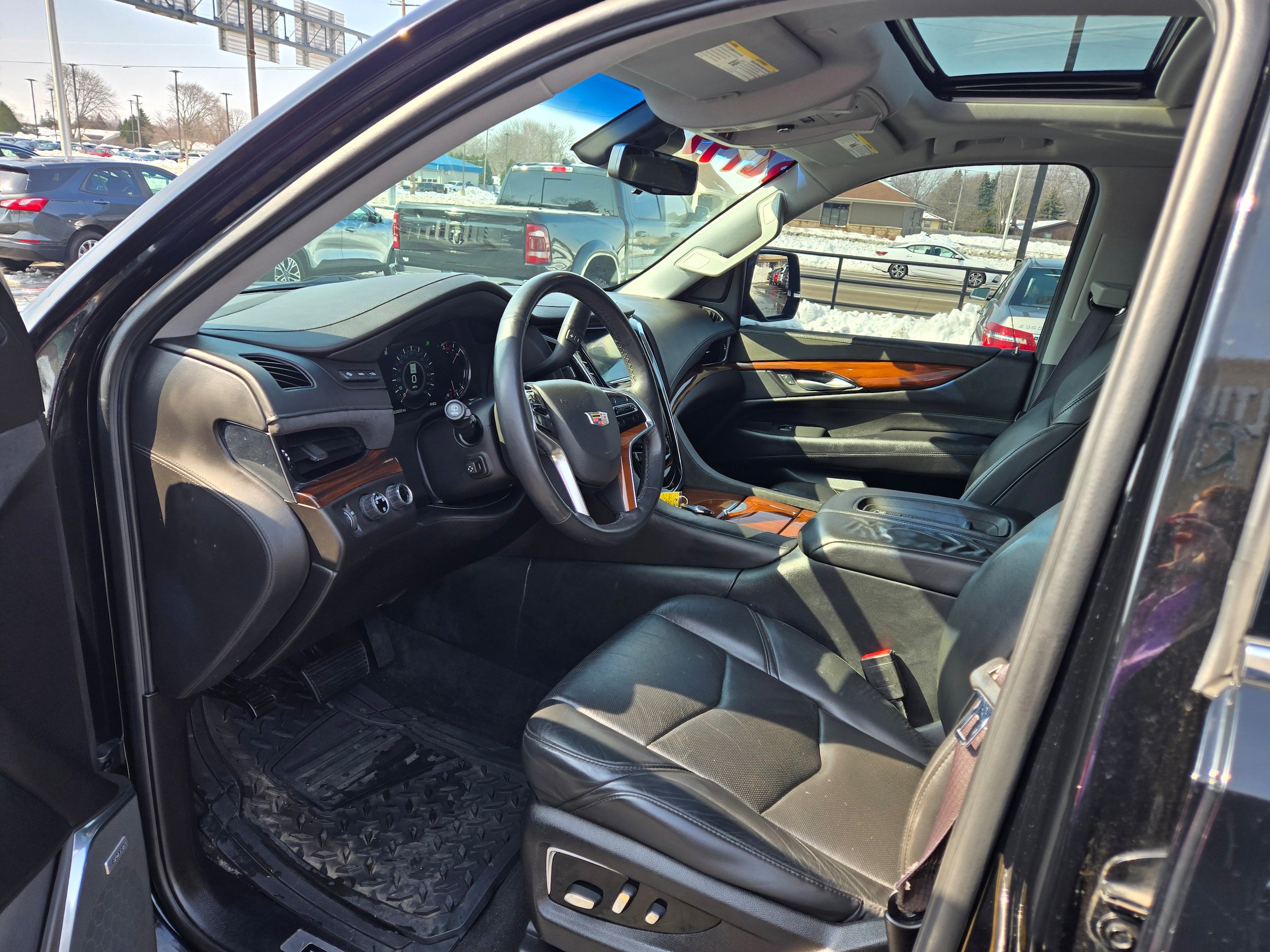 Used 2017 Cadillac Escalade Luxury AWD/4WD image 4