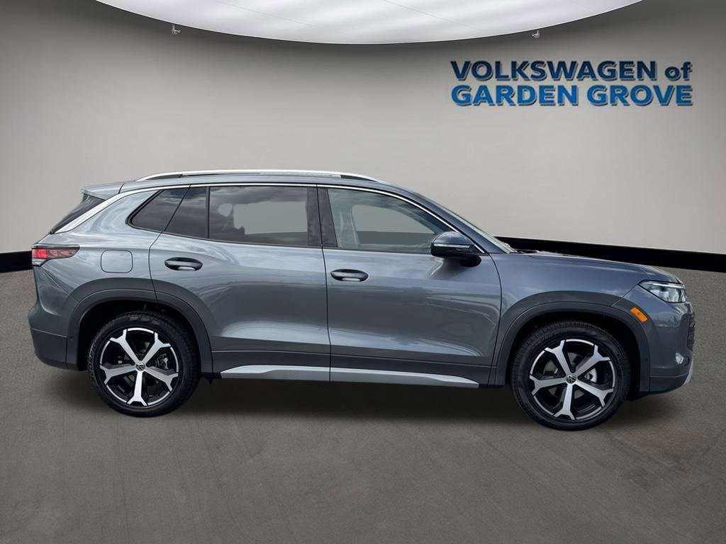 New 2025 Volkswagen Tiguan SE image 8