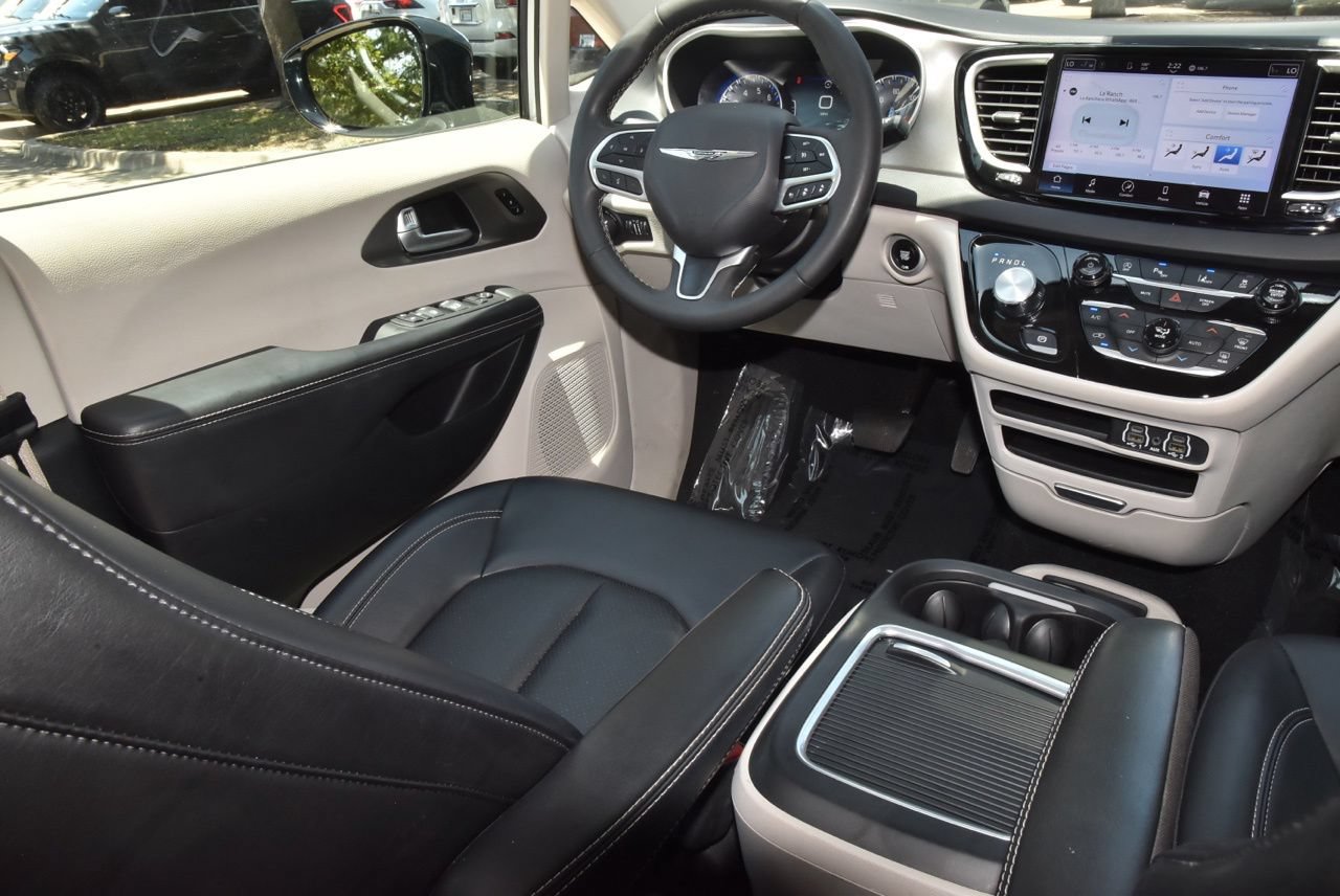 Used 2024 Chrysler Pacifica Touring-L FWD image 16