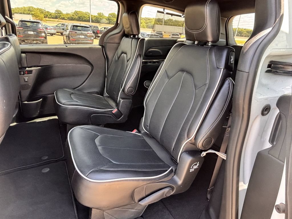 Used 2025 Chrysler Pacifica Limited FWD image 26