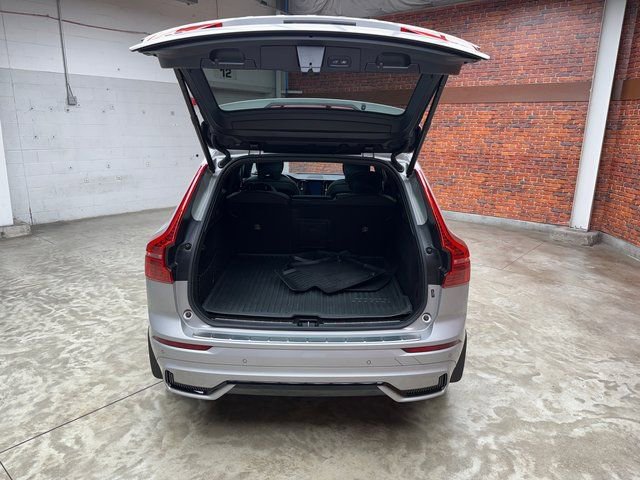 Used 2022 Volvo XC60 B6 R-Design image 26