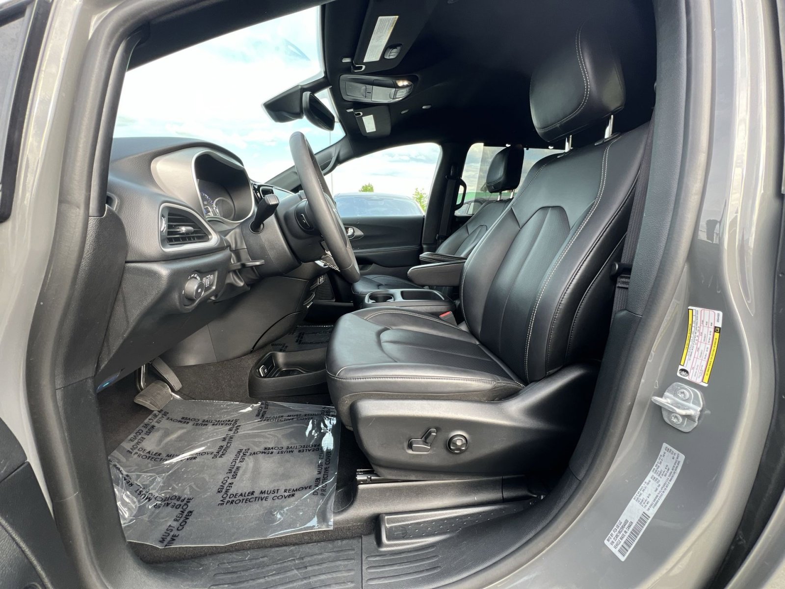 Used 2025 Chrysler Pacifica Select FWD image 21