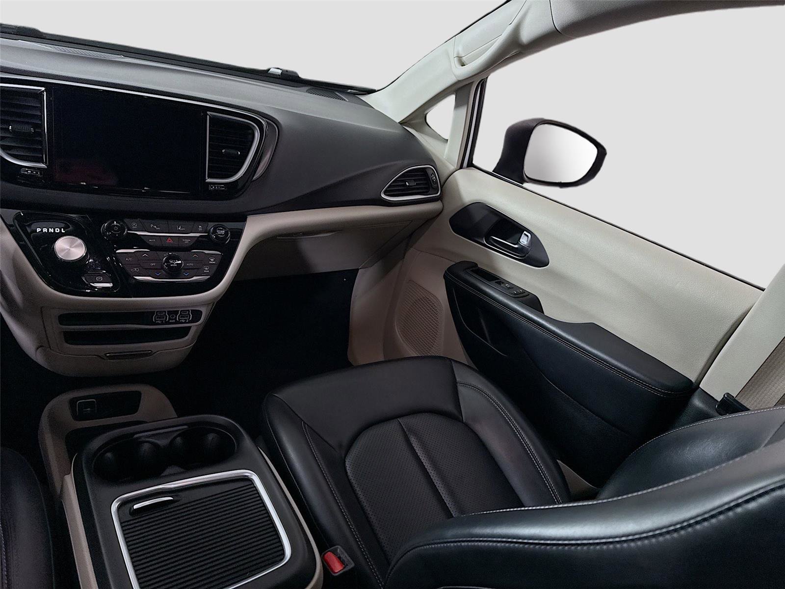 Used 2023 Chrysler Pacifica Touring-L image 15