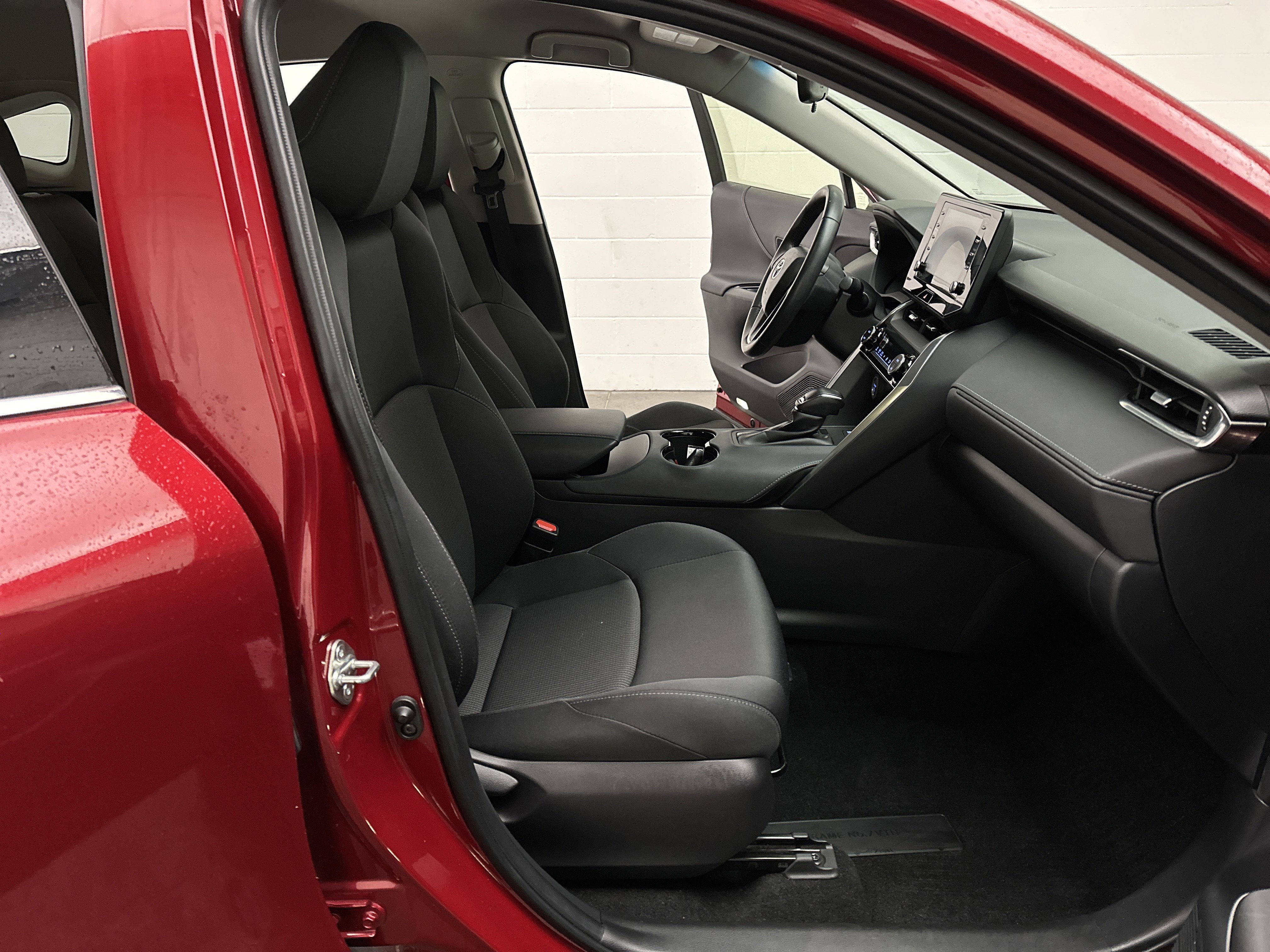 Used 2022 Toyota Venza LE image 23