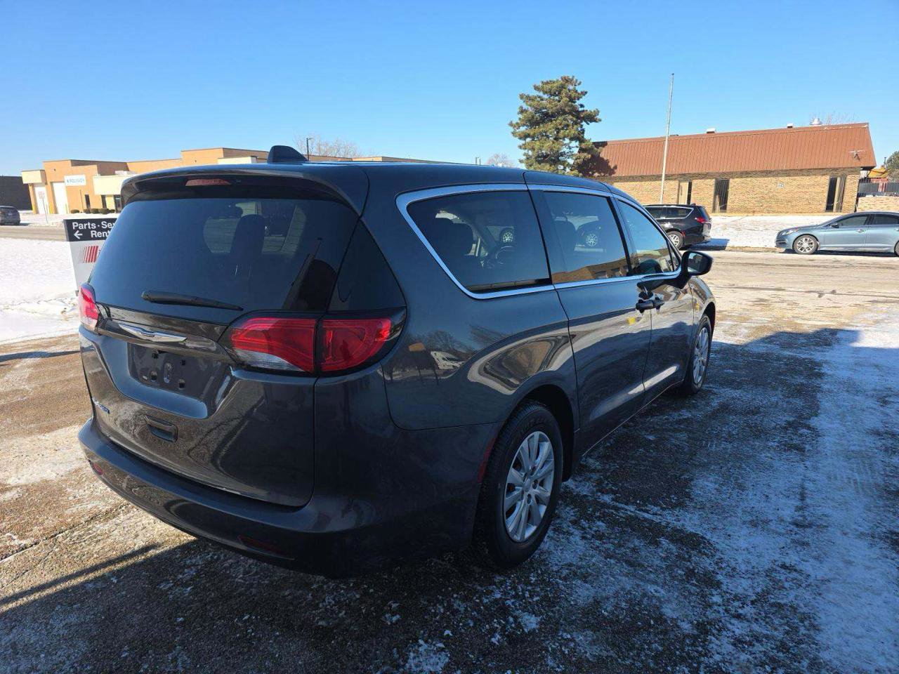 Used 2021 Chrysler Voyager L image 3