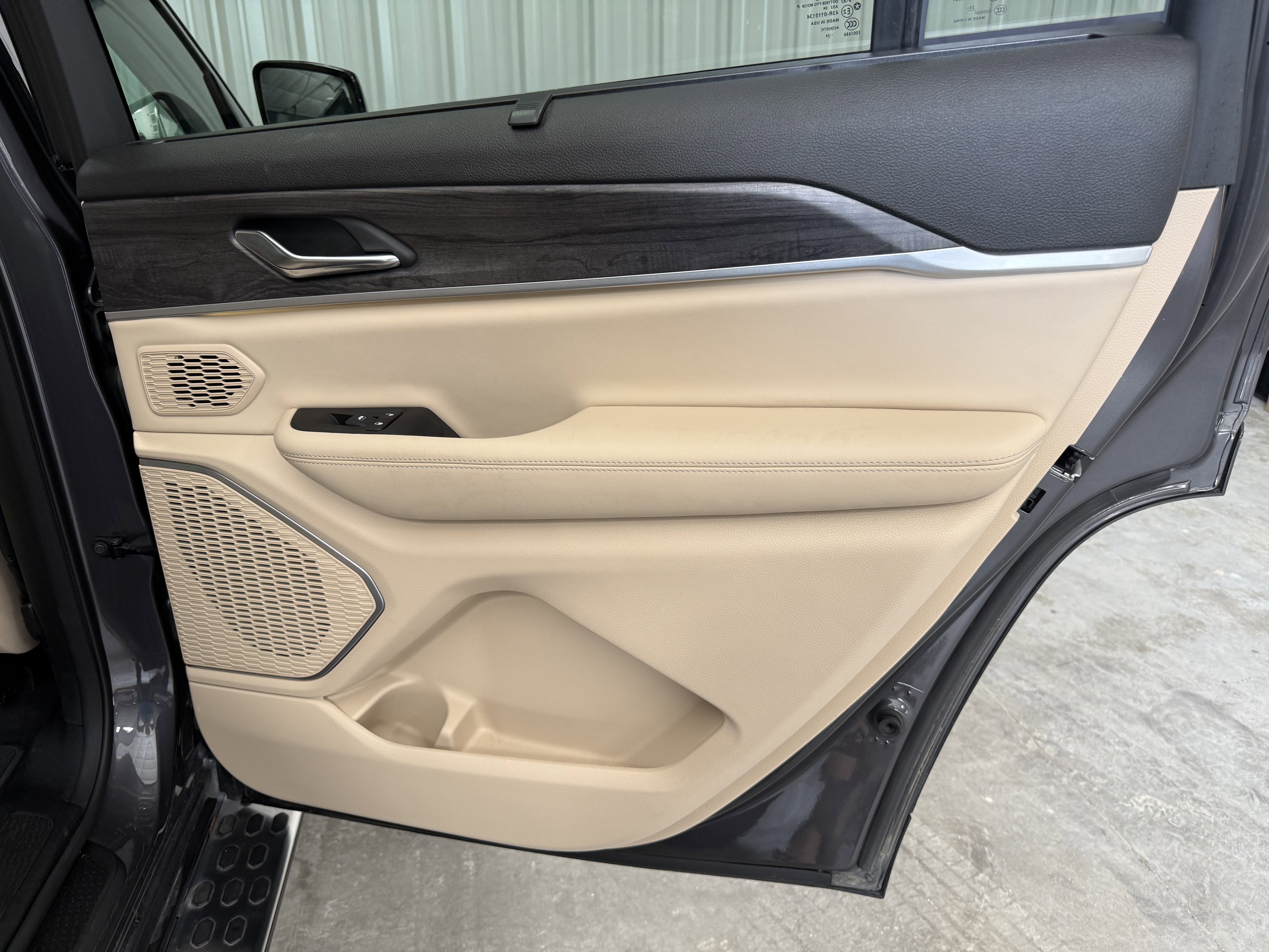 Used 2024 Jeep Grand Cherokee L Limited w/ Luxury Tech Group II AWD/4WD image 8