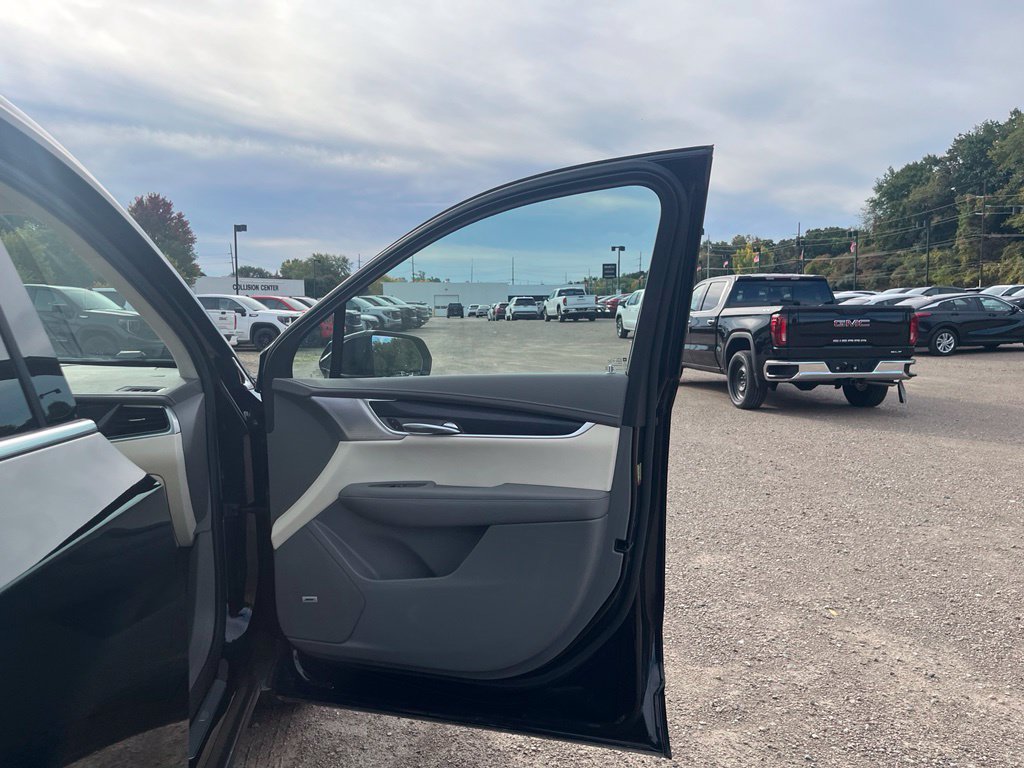 Used 2025 Cadillac XT6 Premium Luxury w/ LPO, Floor Liner Package AWD/4WD image 40