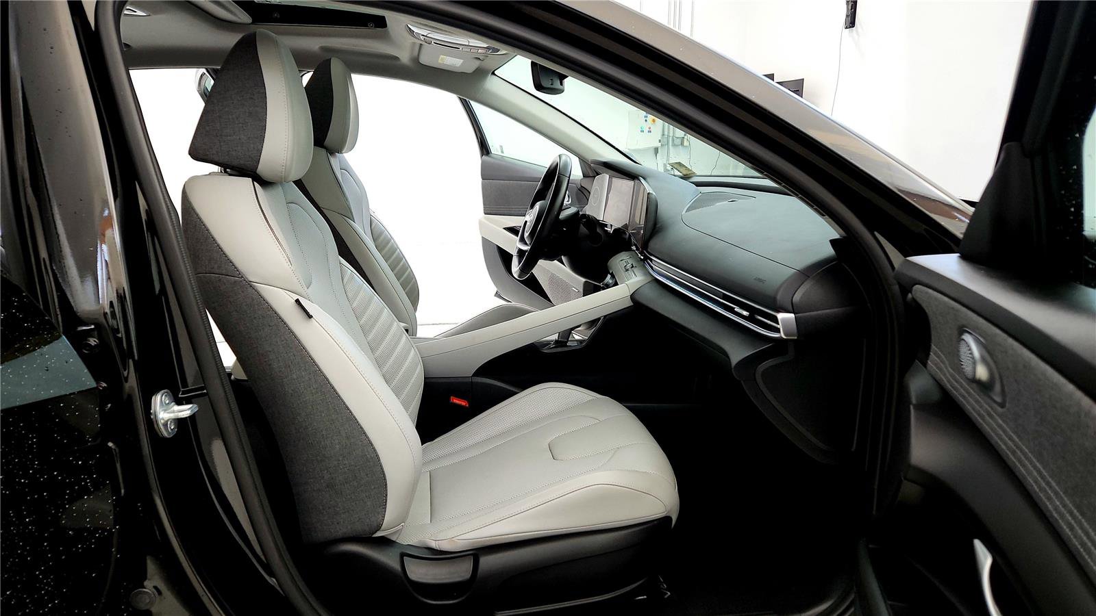 Used 2023 Hyundai Elantra Limited image 29