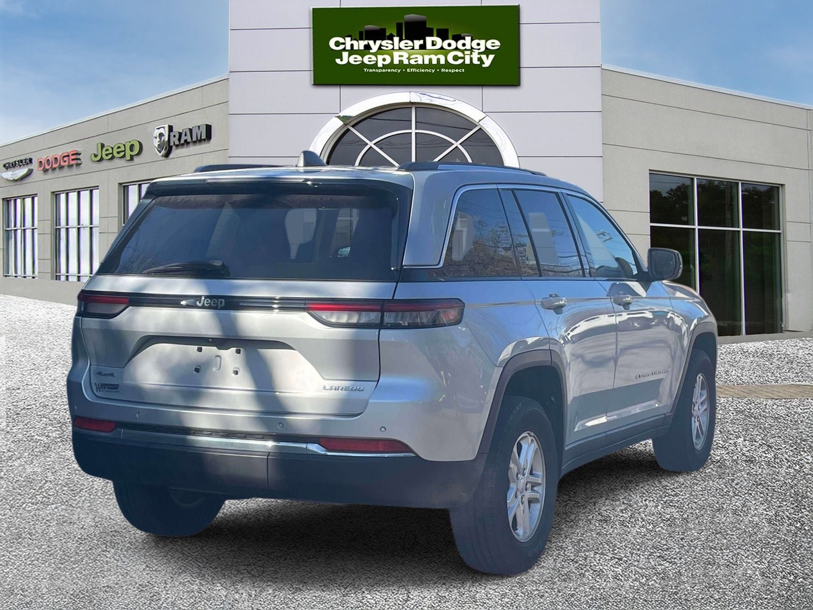 Used 2023 Jeep Grand Cherokee Laredo AWD/4WD image 6