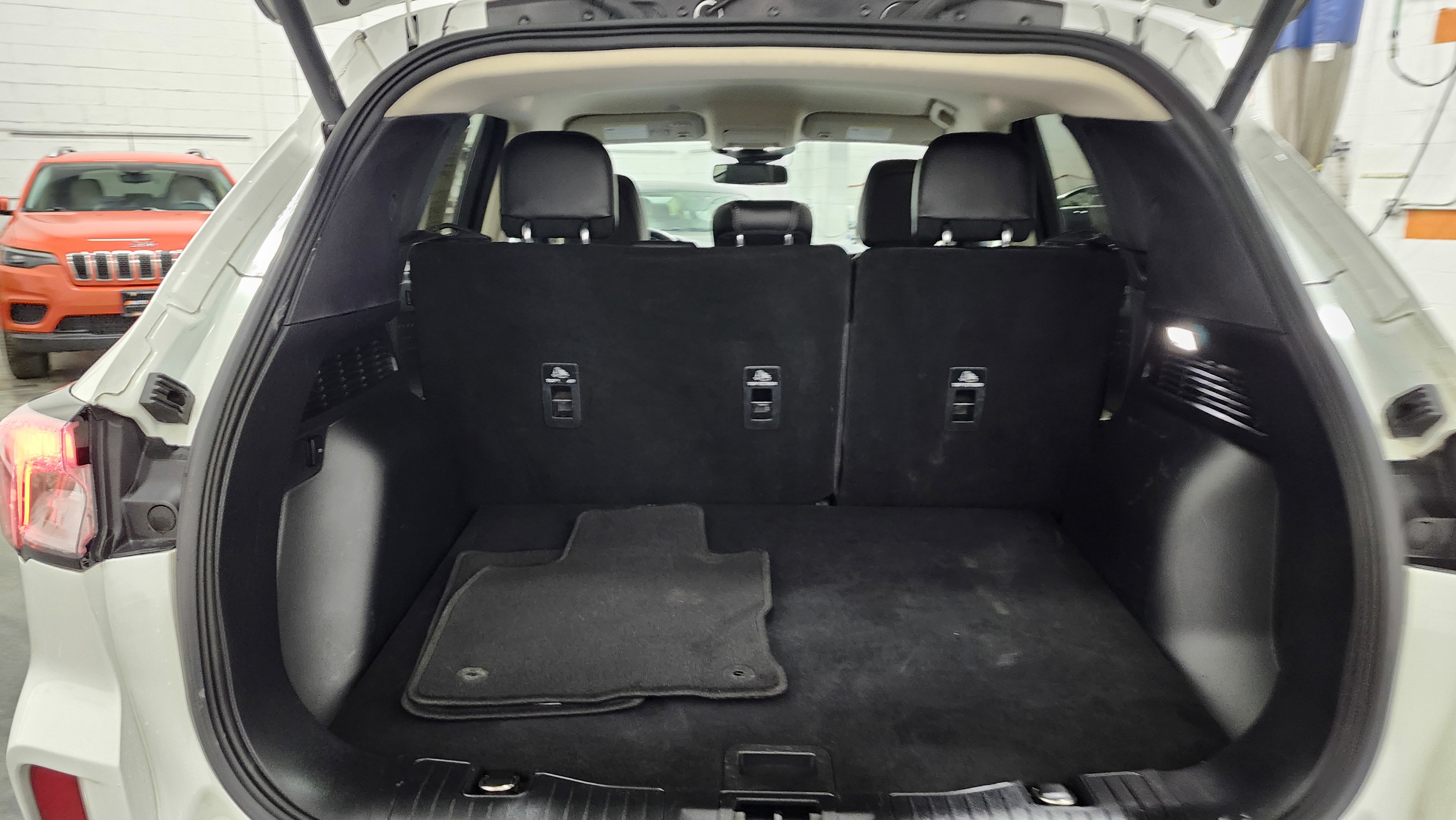 Used 2020 Ford Escape Titanium image 22