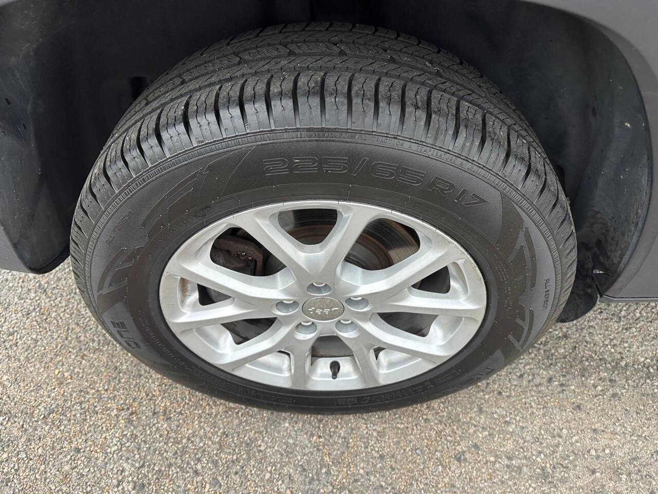 Used 2016 Jeep Cherokee Sport AWD/4WD image 14