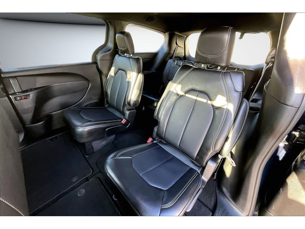 Used 2025 Chrysler Pacifica Select image 23