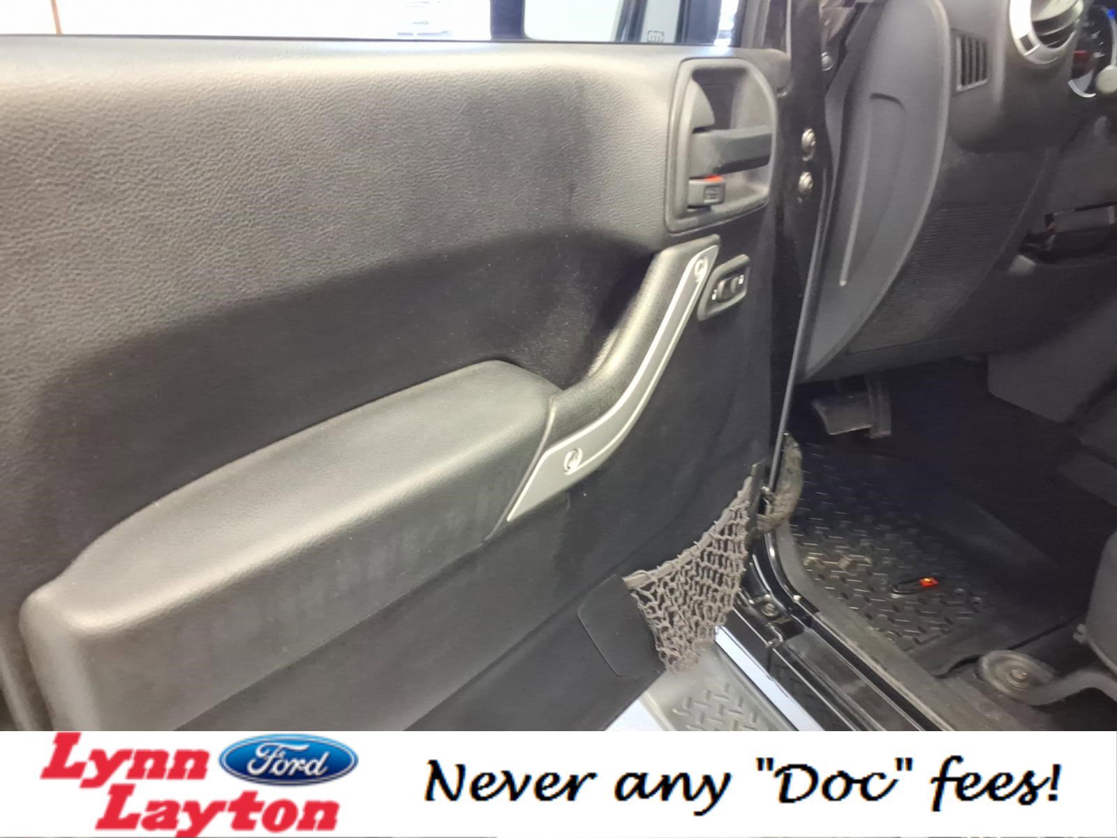 Used 2015 Jeep Wrangler Unlimited Sahara w/ Connectivity Group image 13