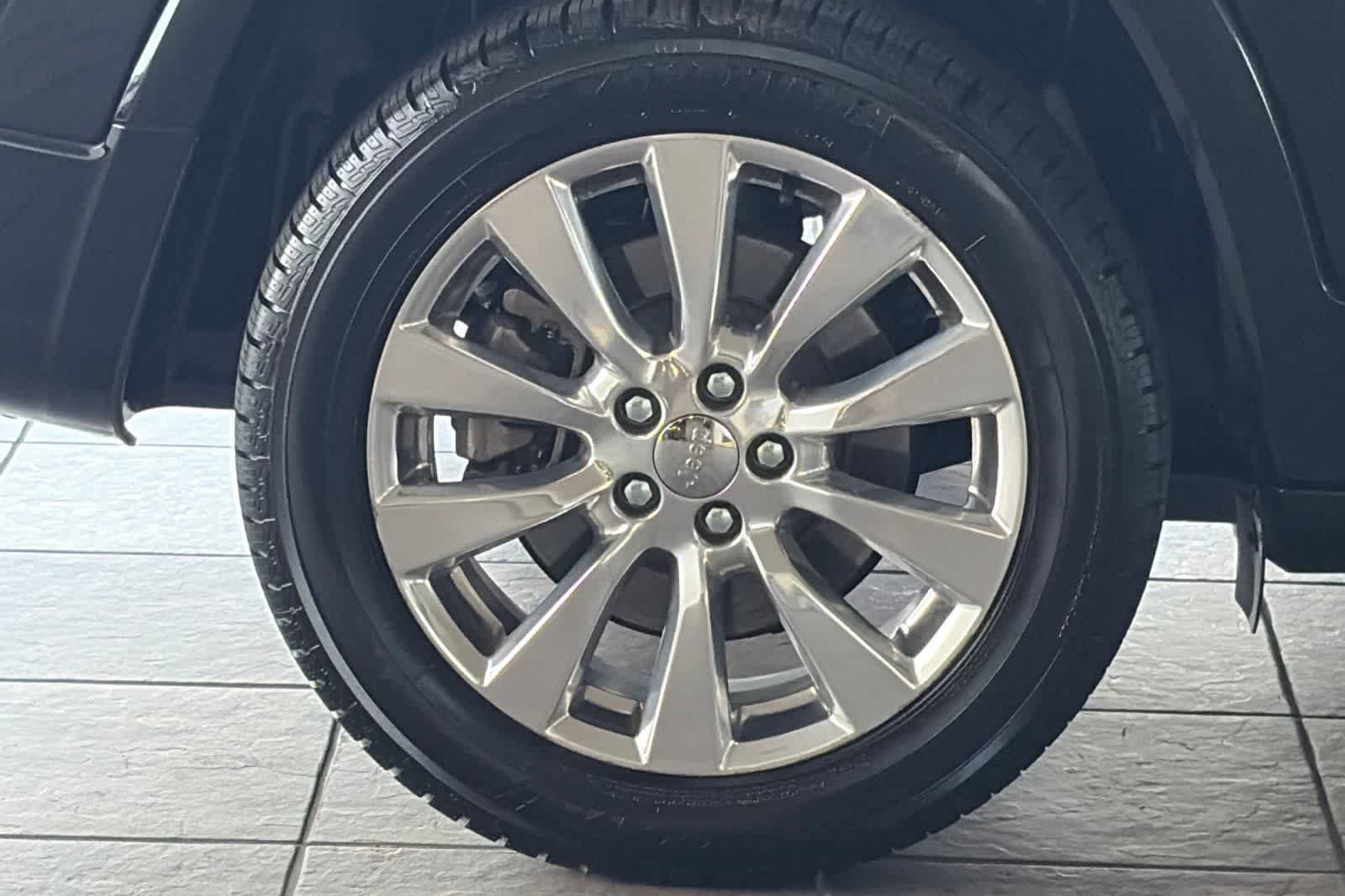 Used 2017 Jeep Cherokee Overland w/ Technology Group FWD image 30