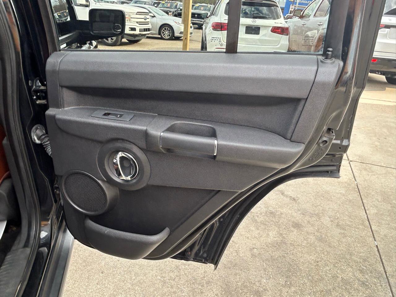 Used 2008 Jeep Commander Limited w/ Trailer Tow Group IV image 16