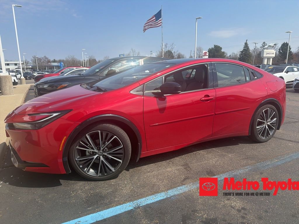 Used 2023 Toyota Prius XLE image 1