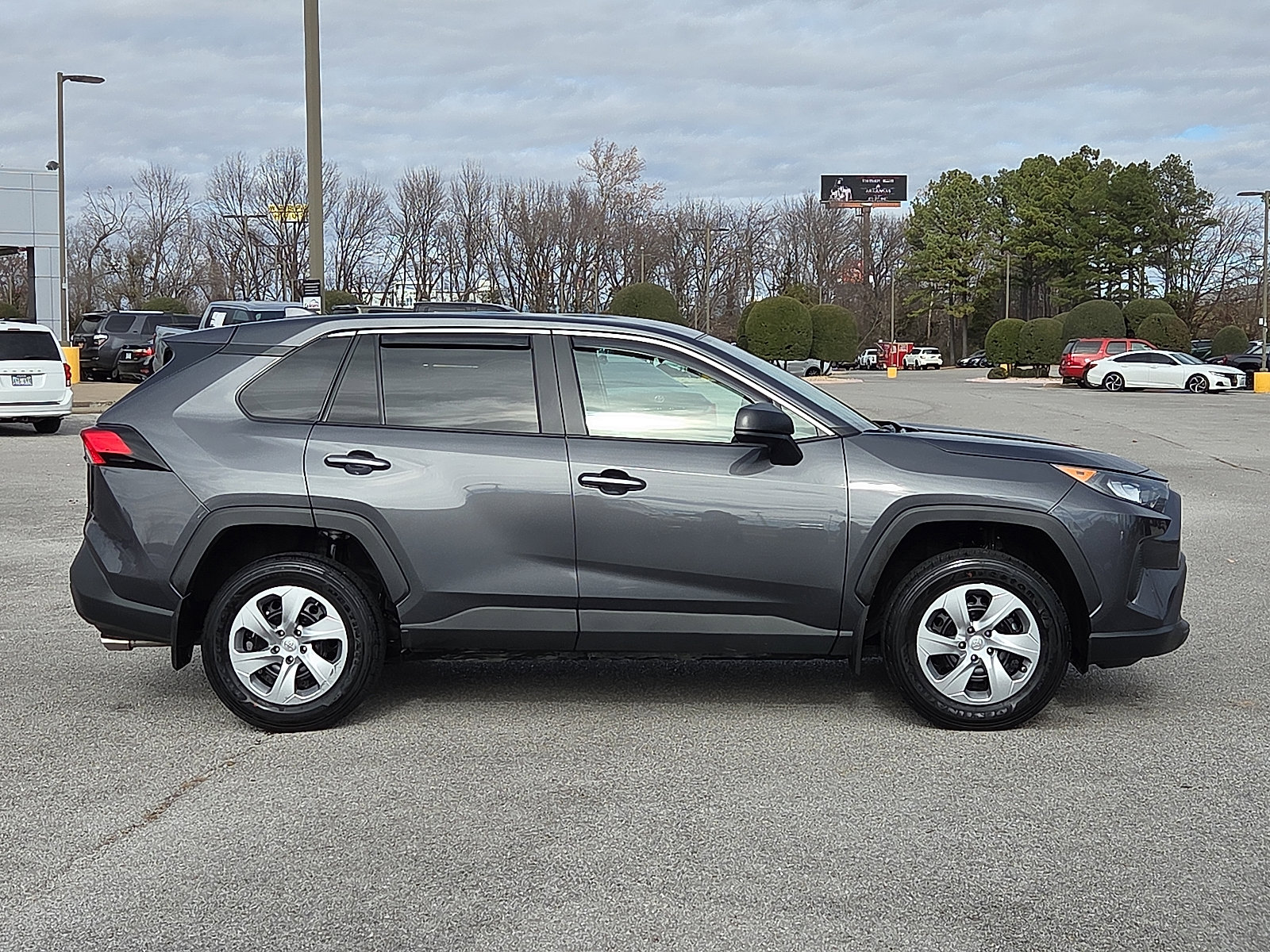Used 2022 Toyota RAV4 LE image 6
