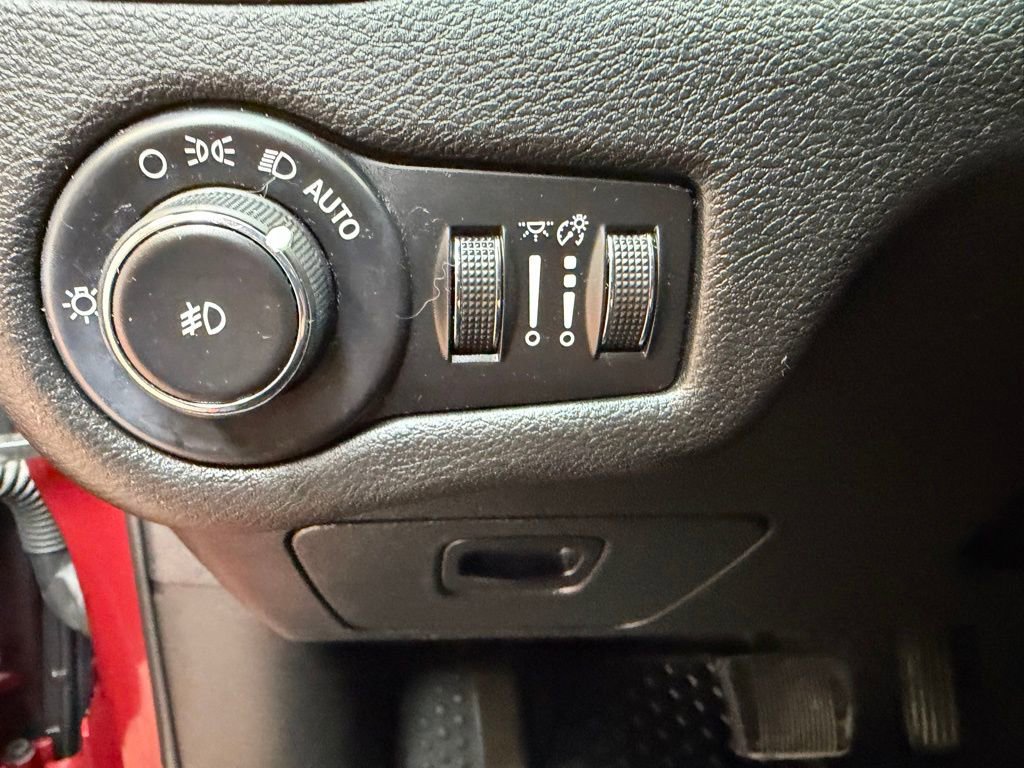 Used 2016 Jeep Cherokee Latitude w/ Cold Weather Group image 20