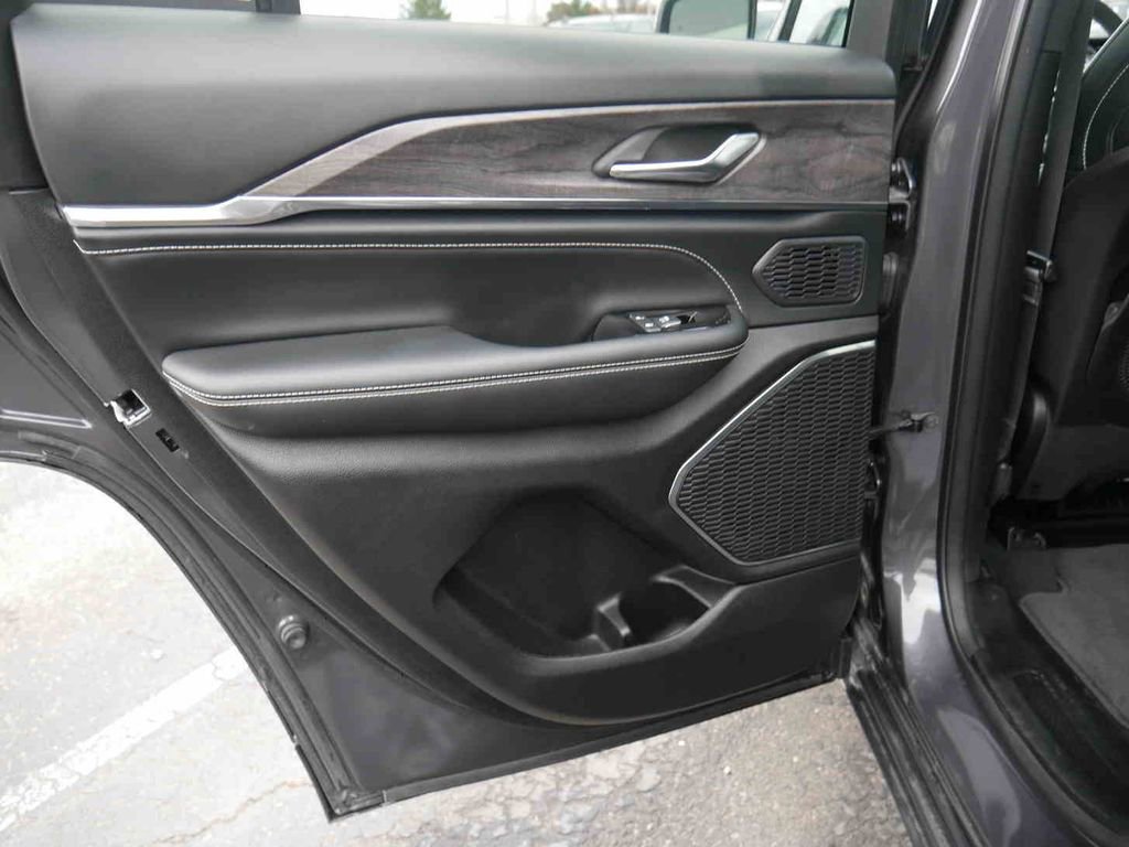 Used 2024 Jeep Grand Cherokee Overland image 13