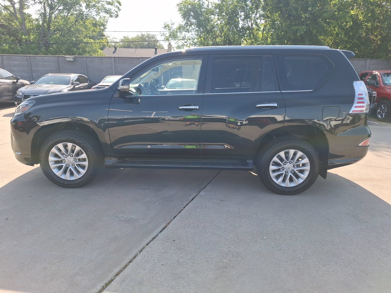 Used 2022 Lexus GX 460 Premium w/ Premium Package AWD/4WD image 3